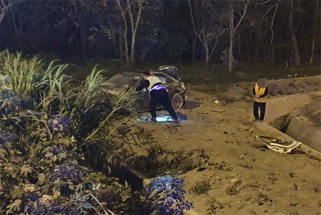 轎車翻落邊坡，揚起塵土。（彰化縣消防局提供／吳敏菁彰化傳真）