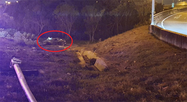 轎車翻落邊坡，揚起塵土。（彰化縣消防局提供／吳敏菁彰化傳真）