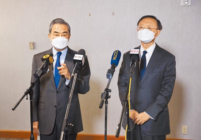 中美高層對話結束，中共中央政治局委員、中央外事工作委員會辦公室主任楊潔篪（右）、國務委員兼外長王毅接受採訪。（中新社）