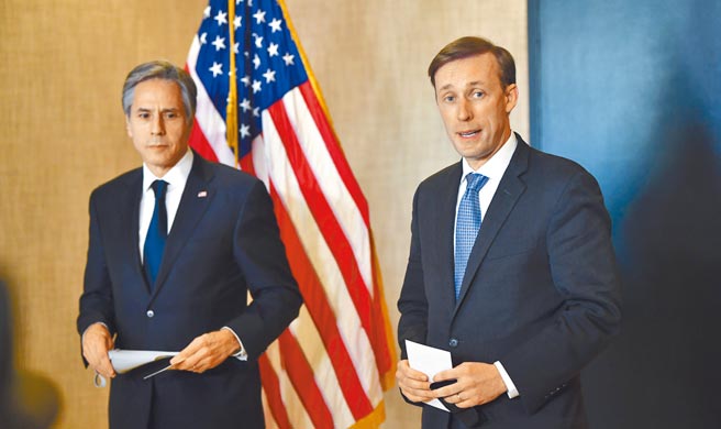 美中高層會晤正式落幕，美國國務卿布林肯（左）與白宮國安顧問蘇利文會見媒體。（美聯社）