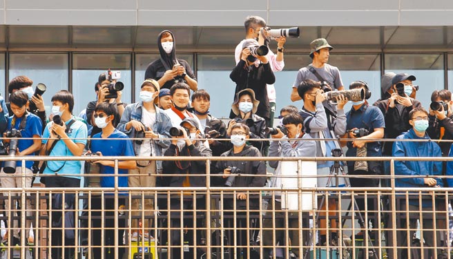 大批航空迷挤爆机场观景台，为心目中最美的客机送行。（范扬光摄）