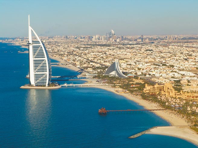 线上博弈产业因疫情南向受阻，转往杜拜淘金，人力银行网站出现上百则徵才讯息，月薪破10万。图为杜拜帆船饭店。　　（杜拜观光局提供）