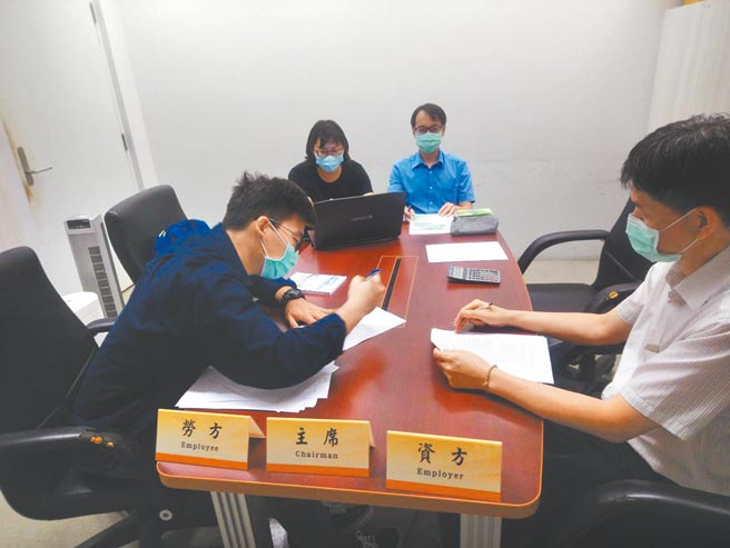 勞動部統計，去年勞資爭議件數達2萬7690件，為金融海嘯以來新高，勞動部認為，去年受到疫情影響，導致勞資爭議事件較多外，也可能與勞工意識高漲有關。圖為勞資爭議調解示意圖。（本報資料照片）