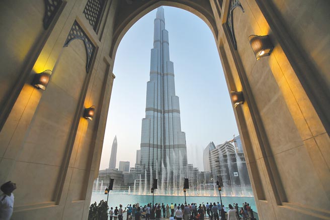 线上博弈兴起，台湾年轻人前仆后继踏上杜拜追逐高薪，一旦出事，最终还是找上驻外馆处帮擦屁股，外馆人员实在爱莫能助。图为杜拜哈里发塔。（美联社）