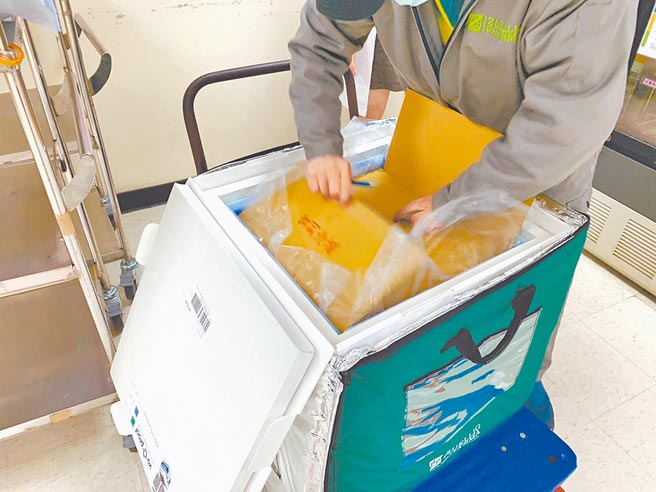 全台包括台北長庚、新光等醫院，皆是接到AZ疫苗才得知效期只剩不到3個月。圖為AZ疫苗19日早上送抵林口長庚醫院。（院方提供／賴佑維桃園傳真）