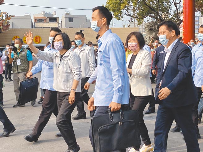 民进党立委王定宇爆发桃色风暴，网路搜寻热度超过了蔡英文总统。图为蔡总统（左）20日下午参访大里草湖太子宫，受到支持者欢迎。图右二为受王定宇风波波及的立委何欣纯。（冯惠宜摄）