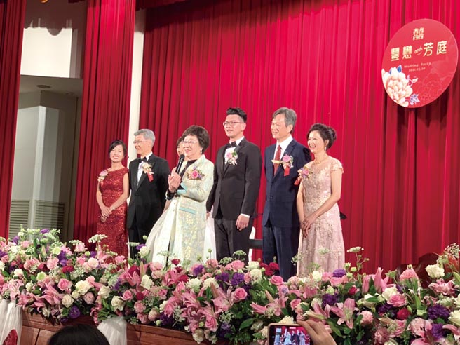 国民党前主席朱立伦的外甥蒋丰懋昨晚在圆山饭店举办婚宴，前副总统吕秀莲现身献祝福，上台致词还提到，「我之前离开桃园县政府，朱立伦后脚进来。我之前离开总统府，接下来就换朱立伦进总统府了！」（读者提供）