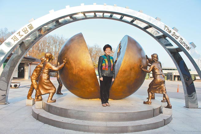 退休后的前副总统吕秀莲，不仅跑遍5大洲，更关心两岸的情势发展。图为吕秀莲在南北韩北纬38度线留影。（吕秀莲提供）