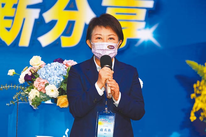 台中市长卢秀燕参加磐石会会长交接时表示，她向蔡总统建议中火以「燃气」取代「燃煤」，採「以一换二」原则。（陈淑芬摄）