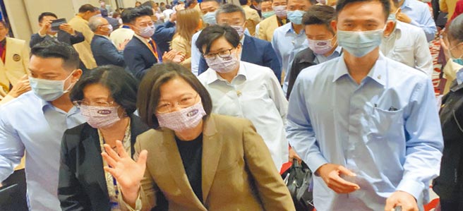 总统蔡英文（中）参加磐石会会长交接仪式表示，中火加速减碳势在必行，中央将全力与中市协调，将中火从「燃煤」转成「燃气」。（陈淑芬摄）