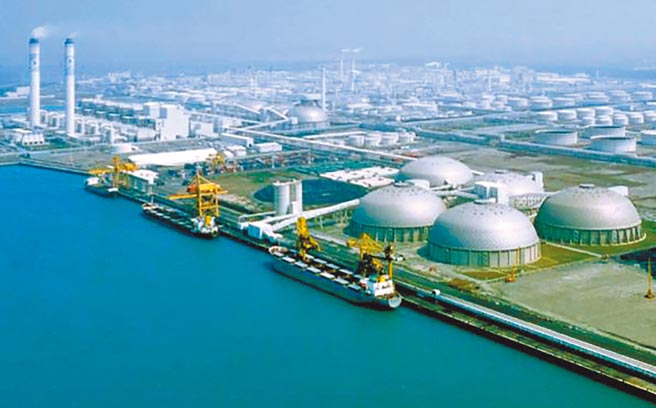 国内长期电力报告2年未公告，遭学者质疑是政府默认缺电可能。对于公投可能三接盖不成，有专家建议，麦寮汽电3部燃煤机组仍很新，可以考虑延役补发电缺口。（本报资料照片）