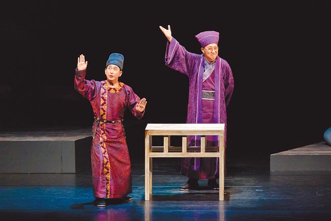 冯翊纲（右）、宋少卿（左）是相声瓦舍的灵魂演员，每次一上台，未开口，观眾就先鼓掌。（相声瓦舍提供）