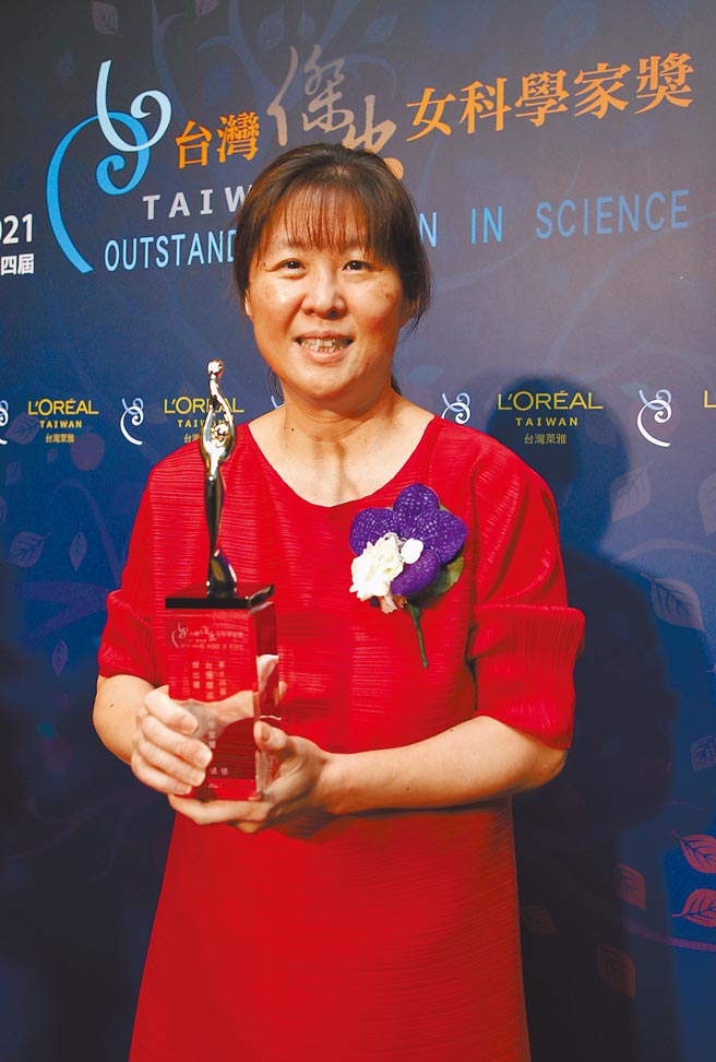 「2021年台灣傑出女科學家獎」20日在台北國際會議中心揭曉頒獎，國立台灣大學大氣科學系特聘教授林依依獲得本屆傑出獎。（趙雙傑攝）