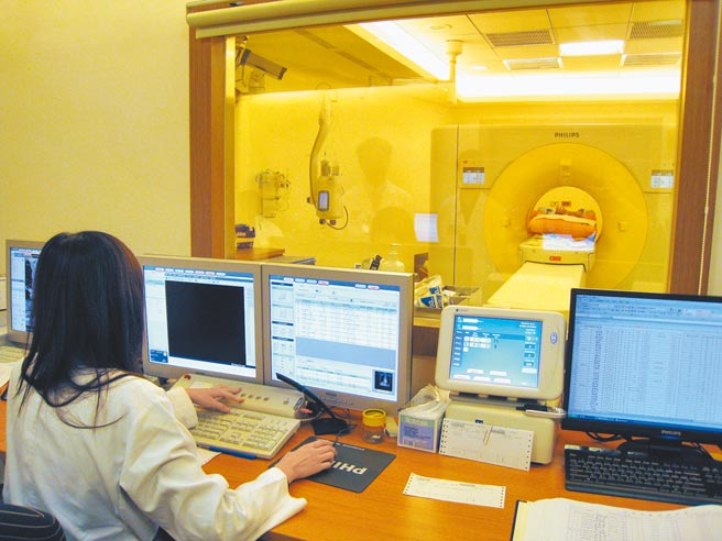 对于民团广设CT检查车的提案，卫福部国健署建议，还是在大医院由医疗团队来判读较恰当。（本报资料照片）