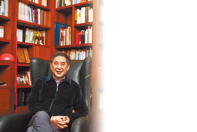 白先勇認為許培鴻的戲曲平面攝影，能拍出動態感，讓他有遇見知音的感覺。（鄧博仁攝）