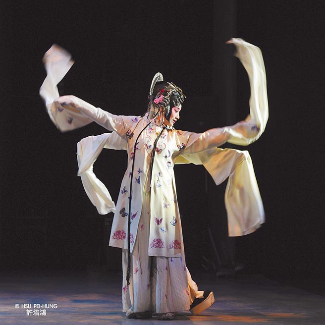 摄影家许培鸿认为，好画面无法刻意安排，需要等待，他之前曾拍摄青春版《牡丹亭》，男女主角水袖瞬间飞起，交织成蝴蝶的模样，蝴蝶也有爱情的隐喻，十分符合剧情。（许培鸿提供）