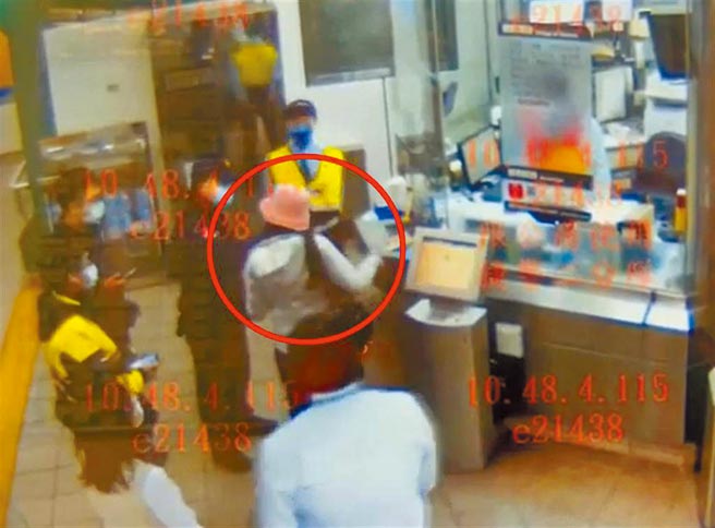 周姓女子疑似逃票，與站務人員發生口角、拉扯。（圖：捷運警察隊提供，文：陳鴻偉）