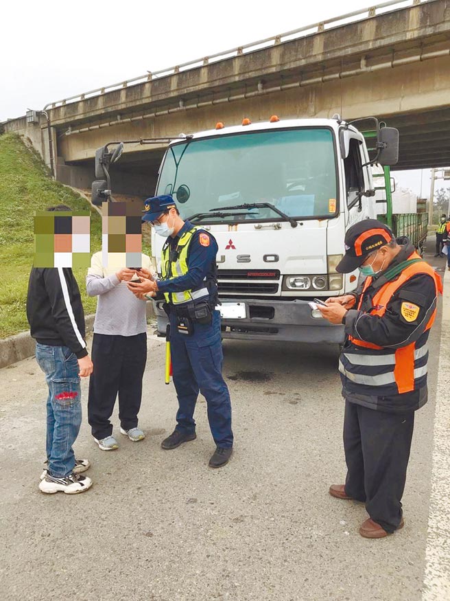 中坜监理站联合警方在台61线针对大车稽查，举发超载、超速及车辆规格不符等违规。（中坜监理站提供／吕筱蝉桃园传真）