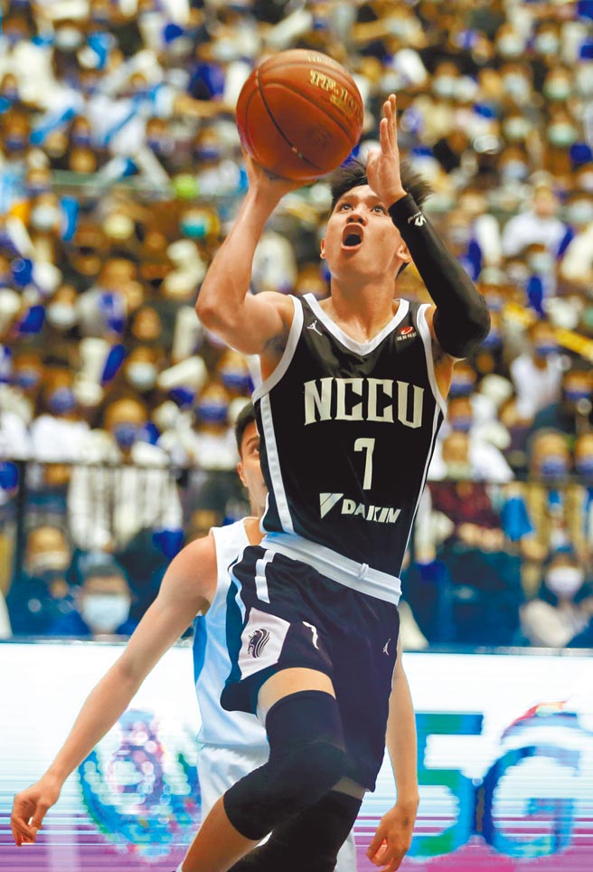 富邦人寿大专篮球联赛（UBA）男生组4强赛，政治大学后卫游艾喆切入得分完成三分打。（李弘斌摄）