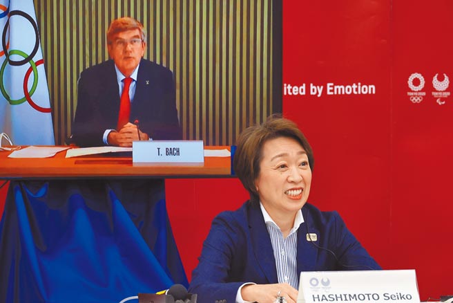 东奥暨帕运筹委会主委桥本圣子（右下）透过视讯与国际奥会主席巴赫进行5方会议。（美联社）