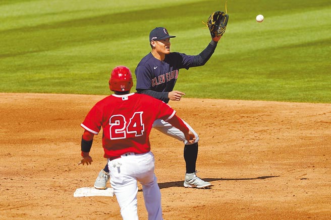 印地安人隊台灣野手張育成日前原本排在熱身賽先發，之後卻臨時被換下，讓球迷有些擔心，不過總教練法蘭柯納要大家安心，今日就會歸隊比賽。（美聯社）