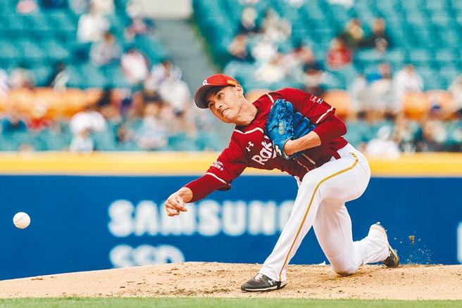 乐天桃猿先发投手张喜凯5.2局飙出7次三振，仅被敲4安、无失分。（郭吉铨摄）