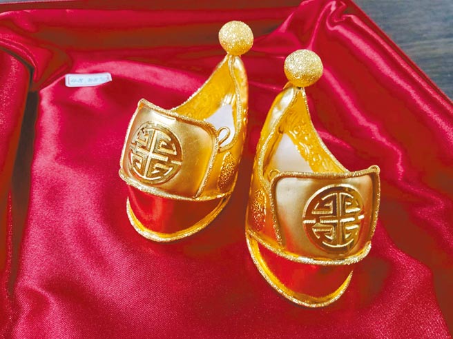台南开基天后祖庙万历妈首度穿上金履鞋。（洪荣志摄）