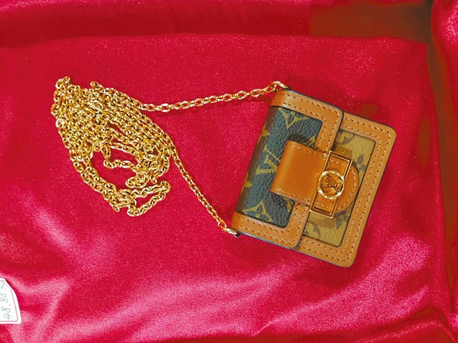 台南开基天后祖庙万历妈遶境配件还有新款LV行动电话耳机包。（洪荣志摄）