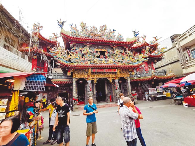 苗栗通霄白沙屯拱天宫妈祖北港进香活动报名，因报名太踊跃，庙方决定暂停6天后再恢復受理。（谢明俊摄）