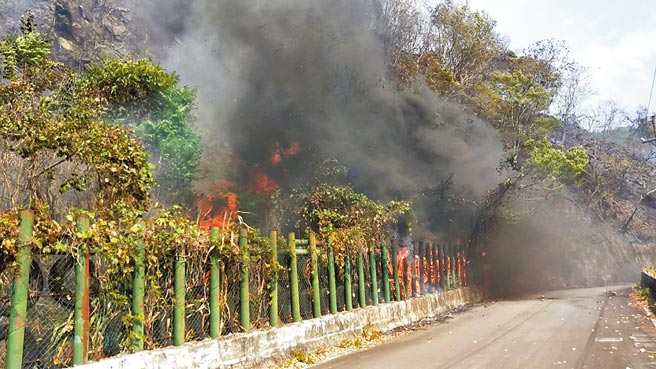 新竹縣尖石鄉玉峰村20日上午發生雜草火警，由於灌救不易，將申請直升機協助滅火。（讀者提供／莊旻靜新竹傳真）