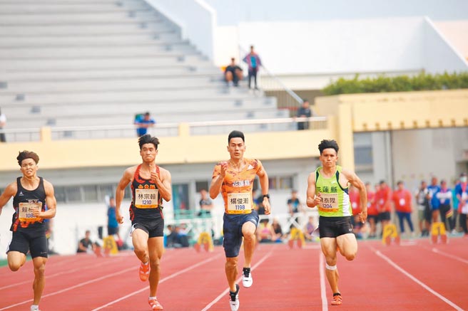 楊俊瀚（右二）摘下公開男子組田徑100公尺項目第一名。（宜蘭縣政府提供／胡健森宜蘭傳真）