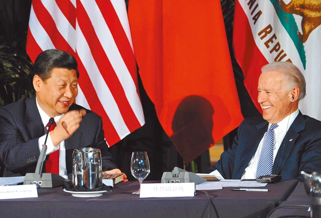分析人士认为，拜登政府强调多边主义，但看不出会舍弃川普对中的大棒政策。图为2012年，时任中国国家副主席的习近平与时任美国副总统的拜登在洛杉矶共同会见出席中美省州长见面会的两国省州长。（中新社）