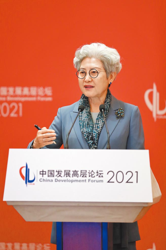 大陆前副外长、清华大学战略与安全研究中心主任傅莹20日在北京举行的中国发展高层论坛演讲。（中新社）