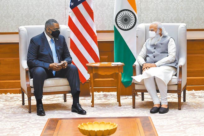 印度总理莫迪（右）19日晚在总理府接见美国国防部长奥斯汀（左）。（摘自印度总理莫迪推特）