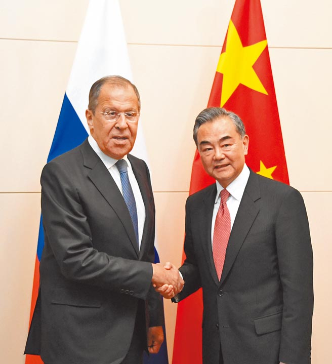 中国外交部长王毅（右）与俄罗斯外长拉夫罗夫（左）。图为两人2019年5月的会面。（新华社）