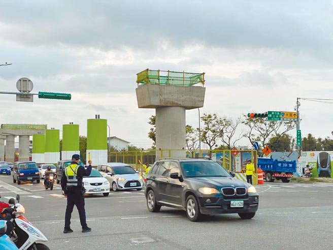 虽然清明连假仍未至，但民眾习惯提前扫墓，桃园警方20日起针对大型公墓、纳骨塔周边交管。（警方提供／赖佑维桃园传真）