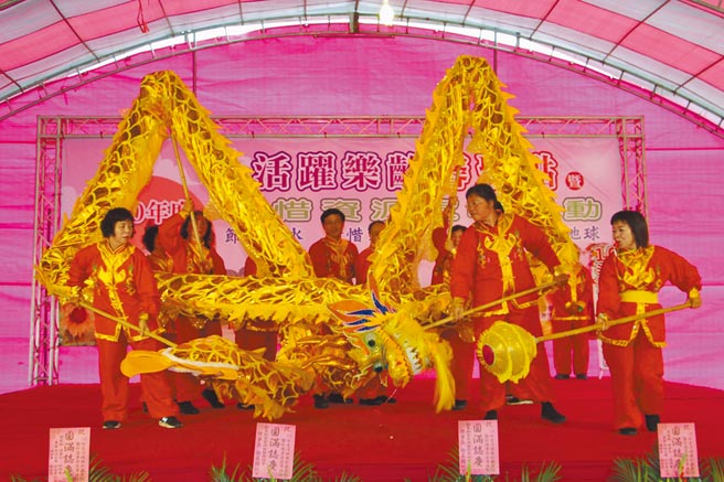 頭屋鄉樂齡學習中心結合在地特色推出舞龍課程，參加近10場活動演出，展現活力與成果。（何冠嫻攝）