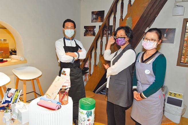 鹿港首波公益換租，進駐摸乳巷黃宅是恬事有限公司，曾靖恬夫妻在法國旅居9年，把老宅結合成複合式藝文展覽空間，提供選品、選書，將舉辦讀書會等活動。（吳敏菁攝）