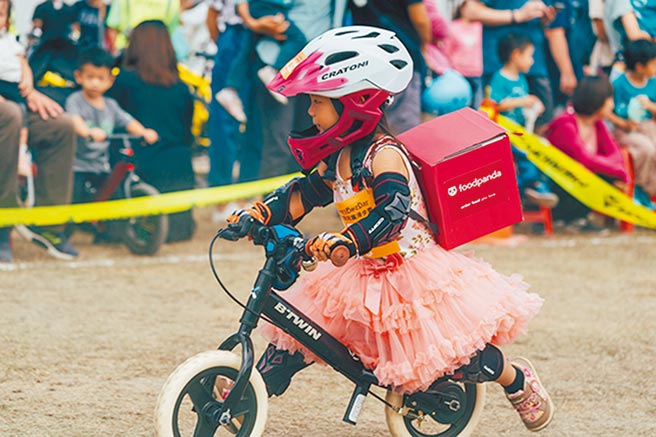 兒童滑步車趣味賽，小小騎士趣味變裝，玩得不亦樂乎。（黃立杰攝）