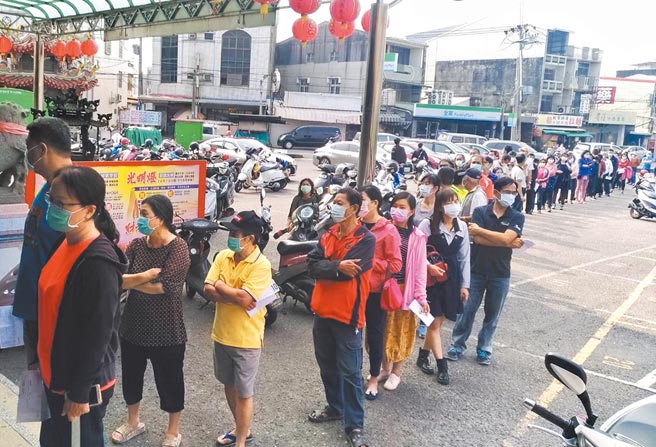 台南市区渔会20日举行会员代表等选举，因竞争激烈，投开票所外大排长龙。（台南市政府农业局提供／庄曜聪台南传真）