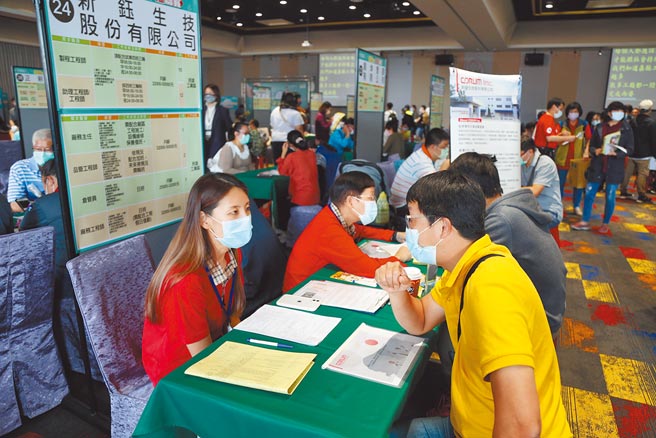 疫情解封，嘉义县政府20日举办今年首场大型徵才活动，48家企业共提供2000多个工作职缺，昨共有830人投履歷，初步媒合485人。（嘉义县政府提供／吕妍庭嘉义传真）