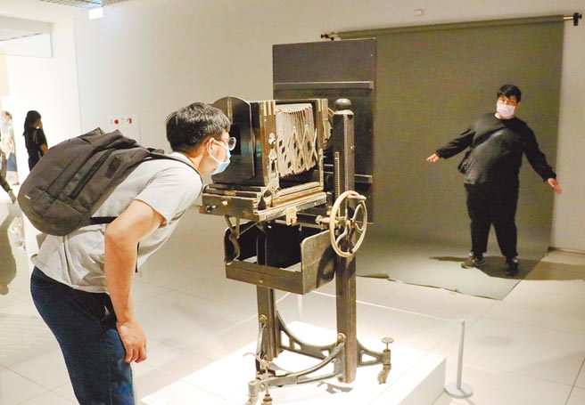 嘉义市立美术馆举办《捕风景的人-方庆绵的影像与復返》，现场还有许多方庆绵生前留下的摄影器材，供民眾现场体验。（吕妍庭摄）