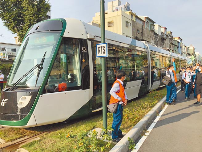 高市府19日率捷運局、交通局、環保局、聯合醫院、美術館等市府團隊，共同列席說明環狀輕軌捷運建設環境差異分析報告，經環保署環評專案小組審查確定通過。（洪浩軒攝）