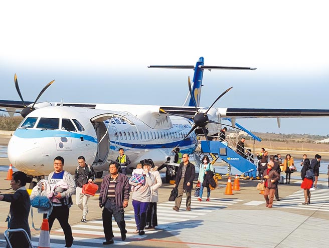 因应清明节连续假期，澎湖县协调航空公司增开航班疏运交通。（陈可文摄）
