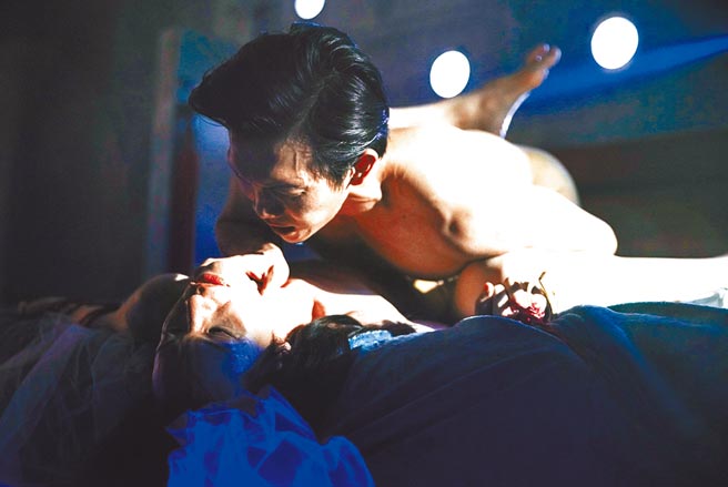 黃尚禾（上）與徐宇霆全裸上陣帶來大膽SM情節。（金禾創意提供）