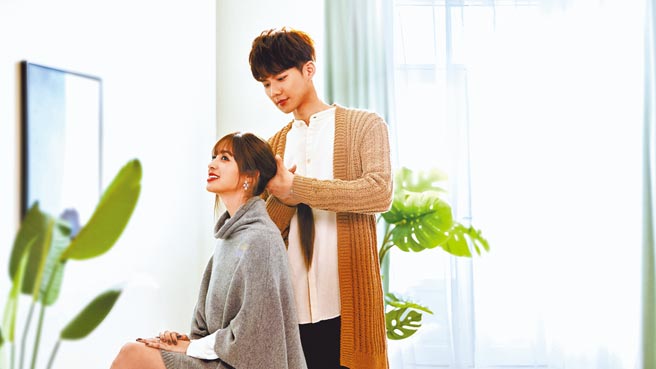 吴念轩（后）在《恋爱是科学》中从小暗恋大7岁青梅竹马姊姊莫允雯。（三立提供）