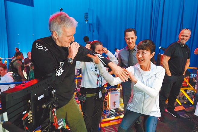 杨紫琼（右）在拍摄空檔与詹姆斯卡麦隆过招。（摘自IG）