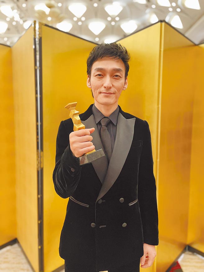 草彅刚以《午夜天鹅》中的跨性别者角色夺下影帝。（摘自推特）