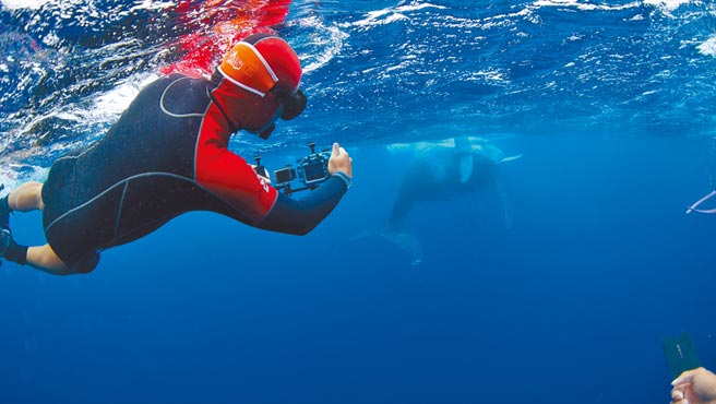 「黑糖导演」黄嘉俊耗资千万、耗时3年筹拍海洋电影《男人与他的海》。（牵猴子提供）