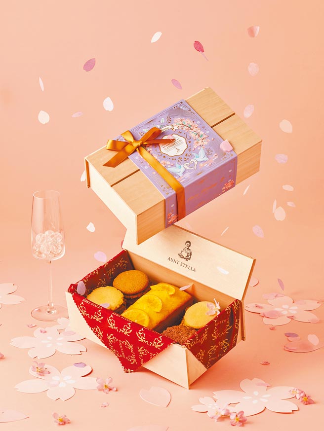 Aunt Stella「樱韵之美Sakura Reflection Wooden Box」礼盒，以夜晚漫步在目黑川的景致为设计。（Aunt Stella诗特莉提供）
